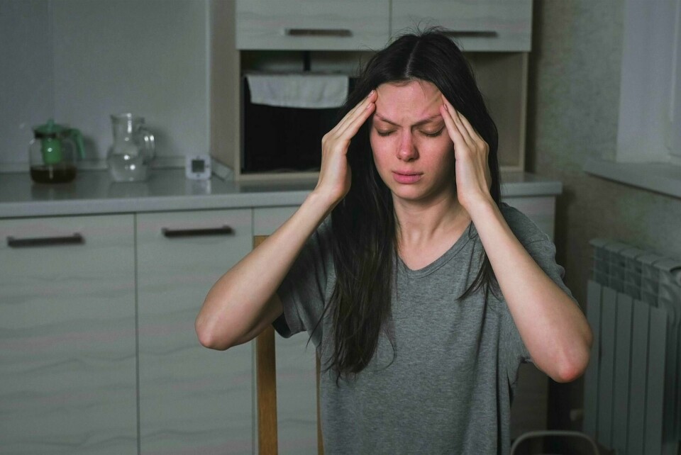 Symptomene på utbrenthet er mange: Fra kort lunte, smerter i kroppen, lite energi, hormonell ubalanse, utmattelse og dårlig søvn. Skammen, nederlaget og den dårlige samvittigheten er vanlige ringvirkninger, skriver Maren Kvalvaag-Toven. Utslitt kvinne, utbrenthet, sykefravær, dårlig søvn
