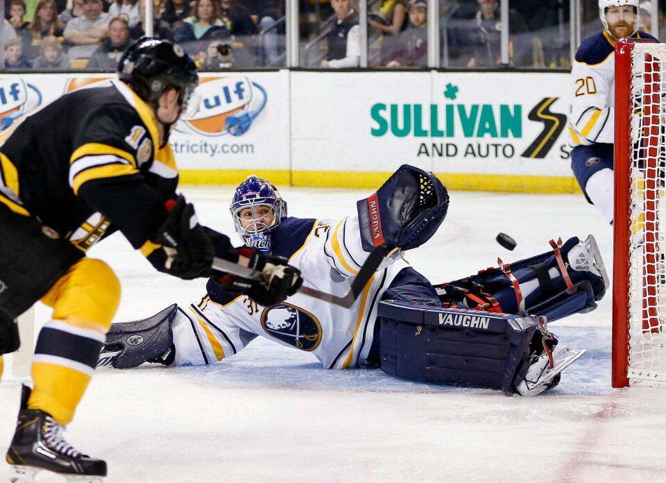 Matt Hackett, her i aksjon for Buffalo Sabres i 2014. Foto: AP/NTB scanpix Boston Bruins' Reilly Smith (18) shoots wide of Buffalo Sabres' Matt Hackett (31) during the second period of an NHL hockey game in Boston, Saturday, April 12, 2014. (AP Photo/Michael Dwyer)