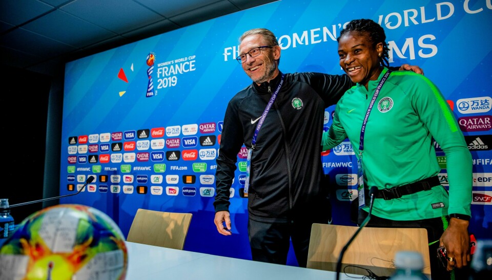 Nigerias lagkaptein Desire Oparanozie, her sammen med landslagssjef Thomas Dennerby, bidro med kritikk i sosiale medier til at Nigerias fotballforbund økte sin støtte til kvinnelandslaget. Foto: Stian Lysberg Solum / NTB scanpix