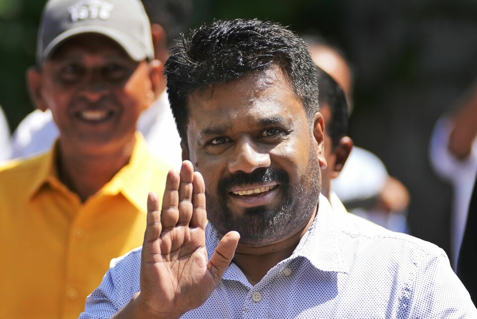 Anura Kumara Dissanayake på vei inn for å avlegge stemme i valglokalet i Colombo lørdag. Anura Kumara Dissanayake på vei inn for å avlegge stemme i valglokalet i Colombo lørdag. Foto: Eranga Jayawardena / AP / NTB