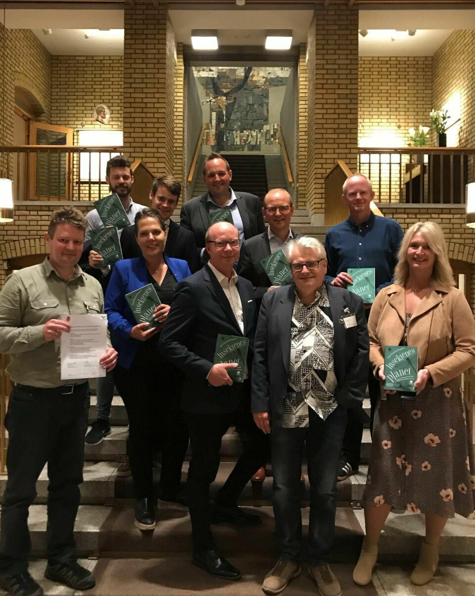 Generalsekretær Christian Steel (t.v.) i Sabima og leder Lars Ove Hansen (nummer fire f.v.) i Norsk entomologisk forening ble tatt imot av alle de ni partiene på Stortinget da de delte ut insektbøker. Partiene var representert ved (foran f.v.) Lene Westgaard-Halle (H), Ketil Kjenseth (V), Tove-Lise Torve (Ap), og i bakerste rekke (f.v.) Bjørnar Moxnes (Rødt), Tore Storehaug (KrF), Gisle Meininger Saudland (Frp), Ole André Myhrvold (Sp) og Lars Haltbrekken (SV). Una Aina Bastholm (MDG) tok også imot bok.