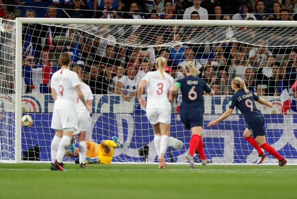 Eugénie Le Sommer scorer på straffesparket som ga Frankrike seieren mot Norge i VM onsdag. Foto: Stian Lysberg Solum / NTB scanpix