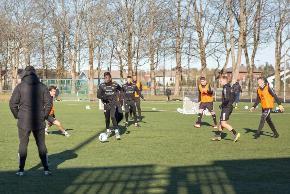 Alagie Sanyang (med ball) scoret begge målene da Moss slo Byåsen 1-2 mandag.
