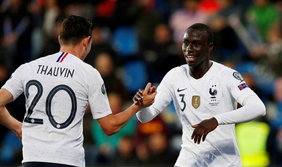 Ferland Mendy (t.h.) i aksjon for Frankrike. Foto: Albert Gea/Reuters/NTB scanpix