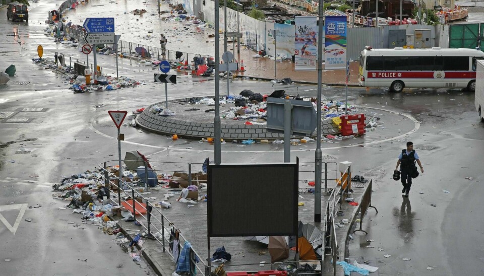Slagmarken i Hongkong dagen etter stordemonstrasjonen mot et nytt forslag til en utleveringslov. Mange titalls personer ble skadet.