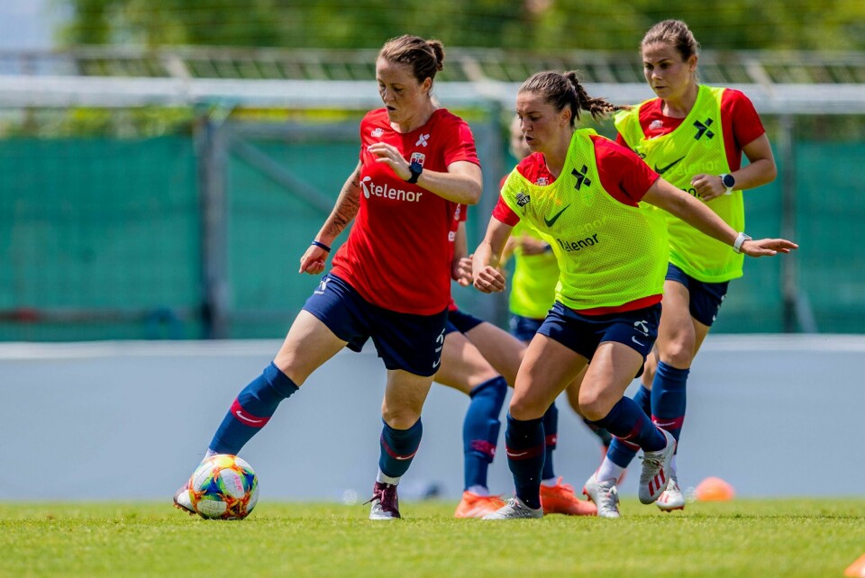 Isabell Herlovsen i aksjon på trening med Norges VM-lag i Cannes tirsdag. Onsdag møter hun gamle klubbvenninner fra tiden som Lyon-spiller når Frankrike står på motsatt banehalvdel i Nice. Foto: Stian Lysberg Solum / NTB scanpix