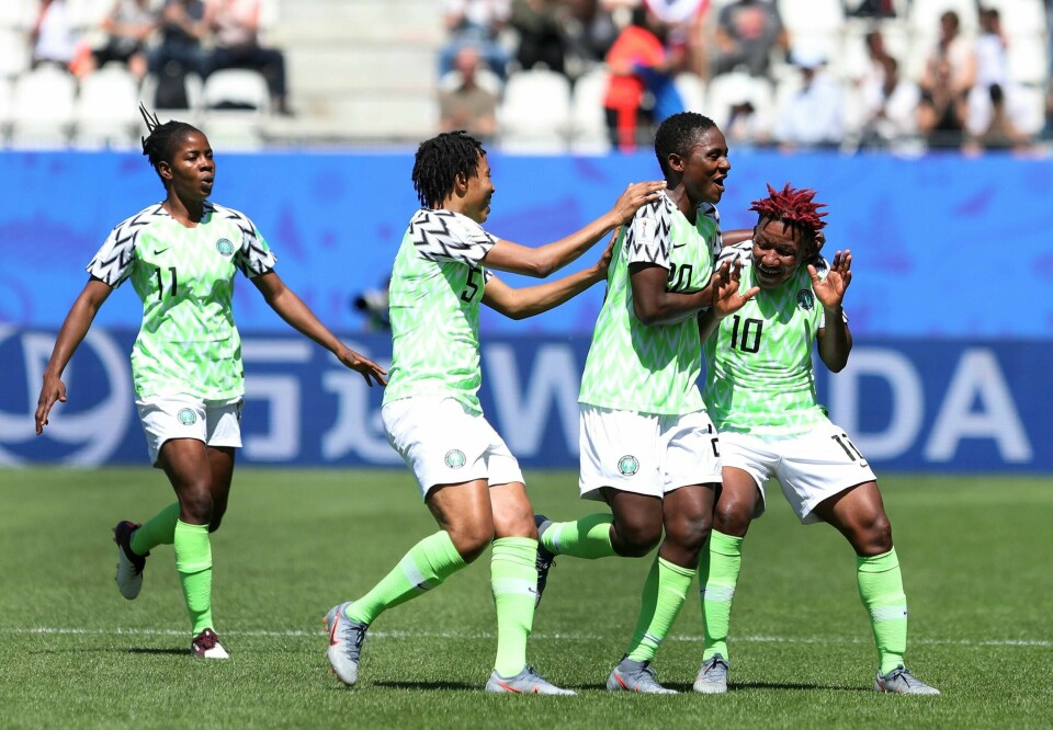 Nigeria fikk hjelp av et klønete selvmål da de slo Sør-Korea 2-0 i Grenoble onsdag.