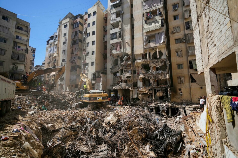 Redningsarbeidere forsøker å rydde opp i ødeleggelsene etter et israelsk angrep i en sørlig Beirut-forstad mandag. Redningsarbeidere forsøker å rydde opp i ødeleggelsene etter et israelsk angrep i en sørlig Beirut-forstad mandag. Foto: Hassan Ammar / AP / NTB