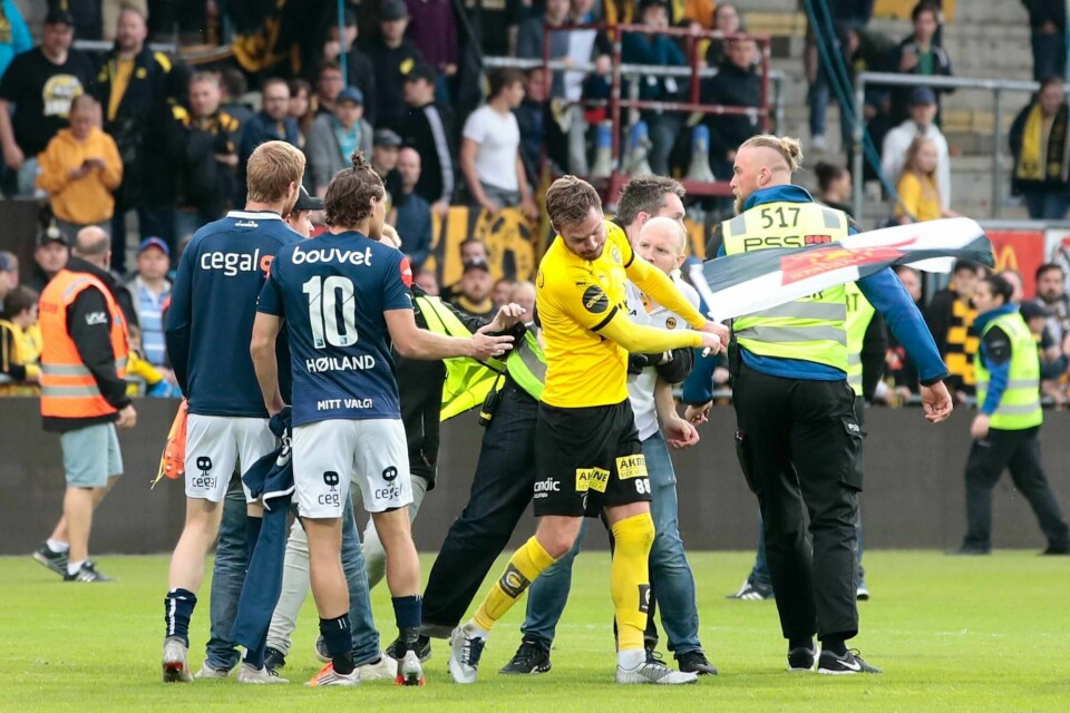 Lillestrøms Arnór Smárason river et Vikingflagg ut av hendene på Vikings Tommy Høiland etter eliteseriekampen i fotball mellom Lillestrøm og Viking på Åråsen stadion. Viking vant kampen 0-2. Foto: Håkon Mosvold Larsen / NTB scanpix