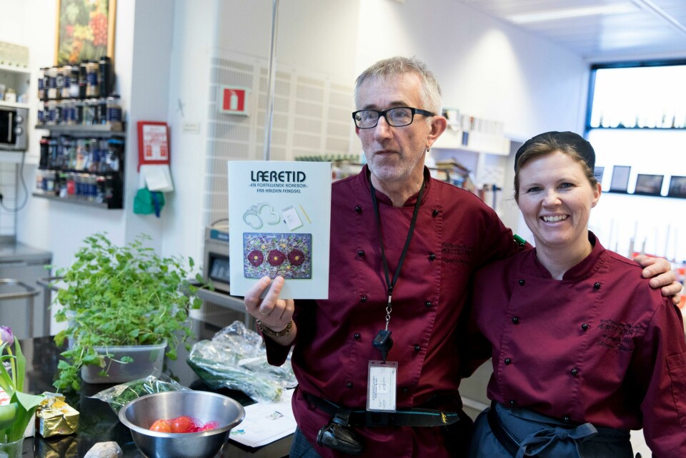 UTGIR BOK: De innsatte kan ta fagbrev på kjøkkenet i Halden hos lærerne Yngve Mathisen og Ragnhild Meum Olsen, og snart kommer de med kokebok. Halden fengsel, 12.4.2019. Yngve Mathisen og Ragnhild Meum Olsen