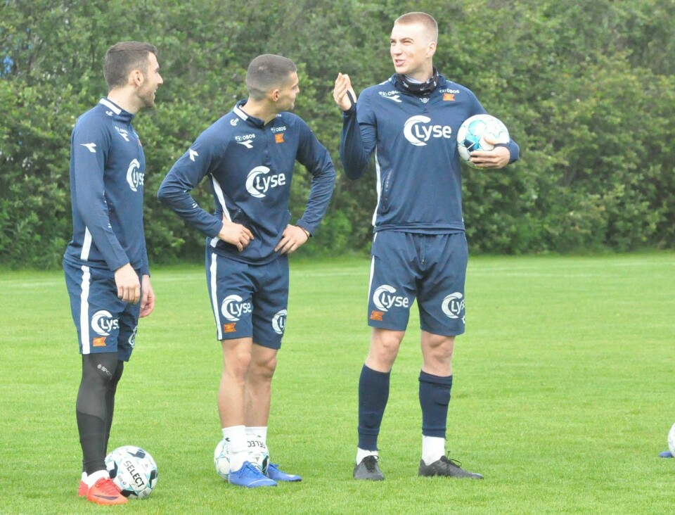 Kristian Thorstvedt (med ballen) koser seg med Zymer Bytyqi og Ylldren Ibrahimaj på tirsdagens Viking-trening. FOTO: ESPEN IVERSEN