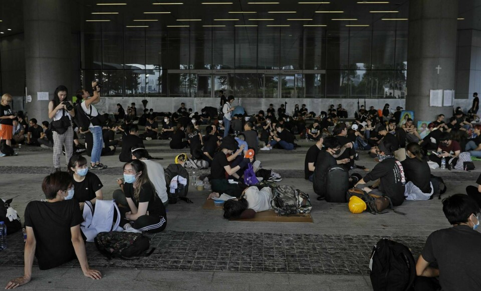 Demonstranter blokkerte fredag inngangen til regjeringskontorene i Hongkong og krever at landets leder må gå av.