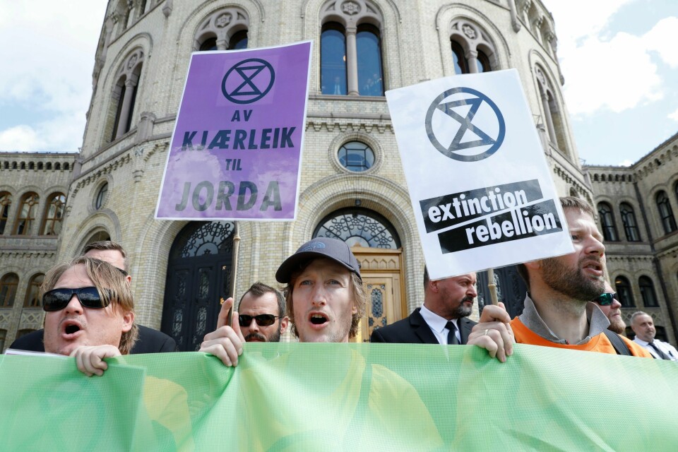 Extinction Rebellions aksjonerer for klimaet utenfor Stortinget fredag ettermiddag.