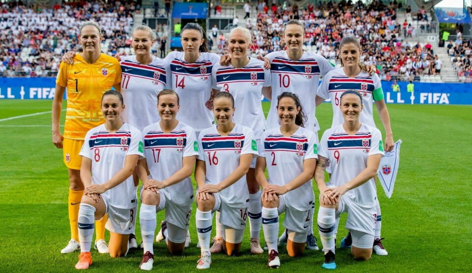 Regjeringspartiene sikret flertall for forslaget om at fotball-VM og fotball-EM for kvinner skal sendes på åpne kanaler. De norske fotballjentene møter Australia i åttedelsfinalen lørdag.