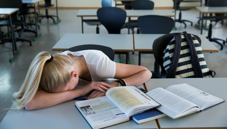 OSLO 20141030.
Tenåringer. Ung jente sitter igjen alene i klasserommet. Gjør lekser. Er trøtt. Hviler. Utslitt. Overarbeidet.
Foto: Berit Roald / NTB scanpix
NB! MODELLKLARERT
