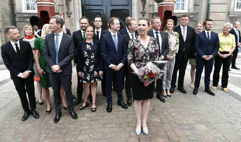Danmarks nye statsminister Mette Frederiksen med sin sosialdemokratiske mindretallsregjering. De tre partiene Radikale Venstre, Socialistisk Folkeparti og Enhedslisten utgjør sammen med Socialdemokratiet det parlamentariske grunnlaget.