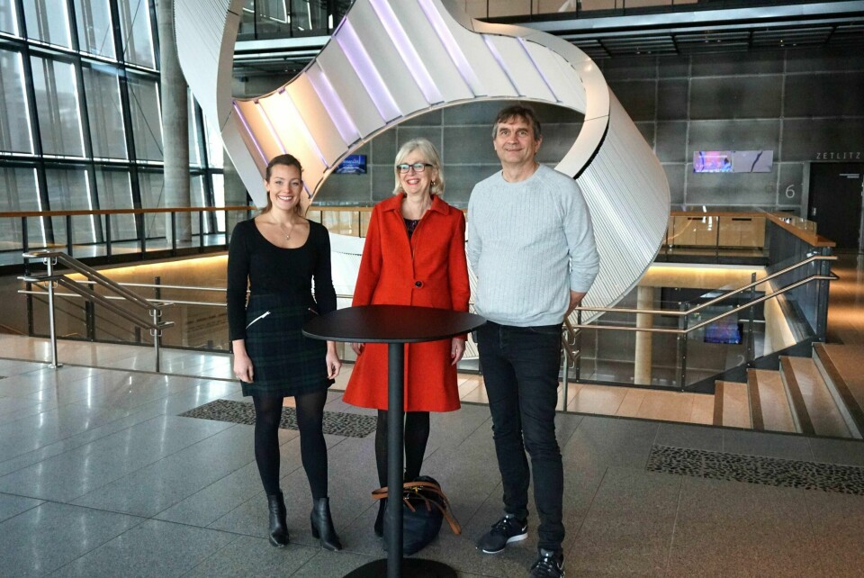 Kjell Madland, Bjørg Tystad Moe og Benedicte Westre Skog synes Stavanger konserthus er perfekt lokasjon for et eventuelt verdensmesterskap i sjakk. Nå venter de i spenning på mer informasjon om hvilken by Norges Sjakkforbund ønsker å støtte i søknaden som vertsby.