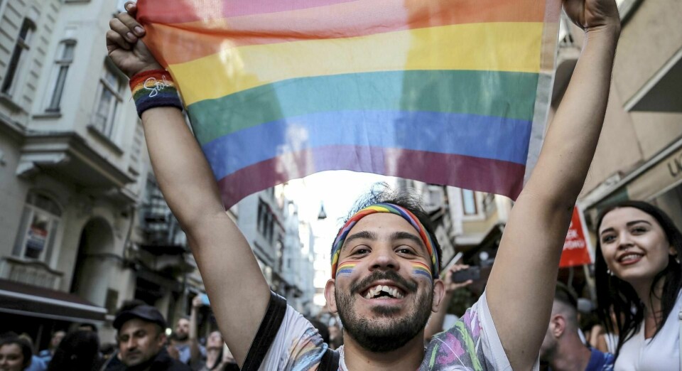 TROSSET: Aktivister med regnbueflagg marsjerte i fjor i Istanbul til tross for forbudet mot Pride-marsj. FOTO: EMRAH GUREL/NTB SCANPIX