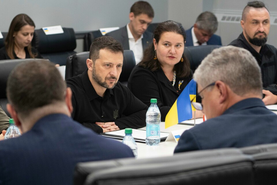 Besluttsomme handlinger fra USA kan gjøre slutt på krigen, sa Ukrainas president Volodymyr Zelenskyj etter å ha møtt folkevalgte fra Kongressen mandag. Her er han på besøk på en ammunisjonsfabrikk i Pennsylvania søndag. Besluttsomme handlinger fra USA kan gjøre slutt på krigen, sa Ukrainas president Volodymyr Zelenskyj etter å ha møtt folkevalgte fra Kongressen mandag. Her er han på besøk på en ammunisjonsfabrikk i Pennsylvania søndag. Foto: Sgt. 1st Class Curt Loter / U.S. Army via AP / NTB
