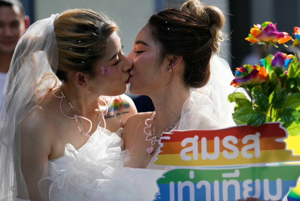 To kvinner kysser mens de holder en plakat til støtte for likekjønnede ekteskap på pride-paraden i Bangkok i 2023. Et forslag om å anerkjenne likekjønnede ekteskap, fikk tirsdag grønt lys fra landets kongehus. Dermed trer det i kraft i januar. To kvinner kysser mens de holder en plakat til støtte for likekjønnede ekteskap på pride-paraden i Bangkok i 2023. Et forslag om å anerkjenne likekjønnede ekteskap, fikk tirsdag grønt lys fra landets kongehus. Dermed trer det i kraft i januar. Foto: Sakchai Lalit / AP / NTB