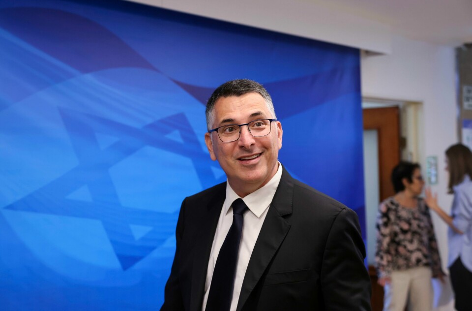 Israels tidligere justisminister Gideon Saar har vært en skarp kritiker av Benjamin Netanyahu. I forbindelse med massedemonstrasjonene mot Netanyahu før den siste Gaza-krigen brøt ut, kalte Saar Netanyahus regjering for antisionistisk, svak og kortsynt. Israels tidligere justisminister Gideon Saar har vært en skarp kritiker av Benjamin Netanyahu. I forbindelse med massedemonstrasjonene mot Netanyahu før den siste Gaza-krigen brøt ut, kalte Saar Netanyahus regjering for antisionistisk, svak og kortsynt. Arkivfoto: Emmanuel Dunand/Pool Photo via AP / NTB
