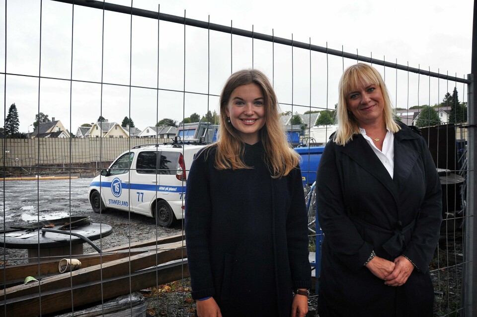 Anne-Kathrine Bergh (f.v.) og Cille Ihle jubler for at Eiganes og Våland snart får en ny og bedre St. Svithun-park. Foto: Kjersti Riiber