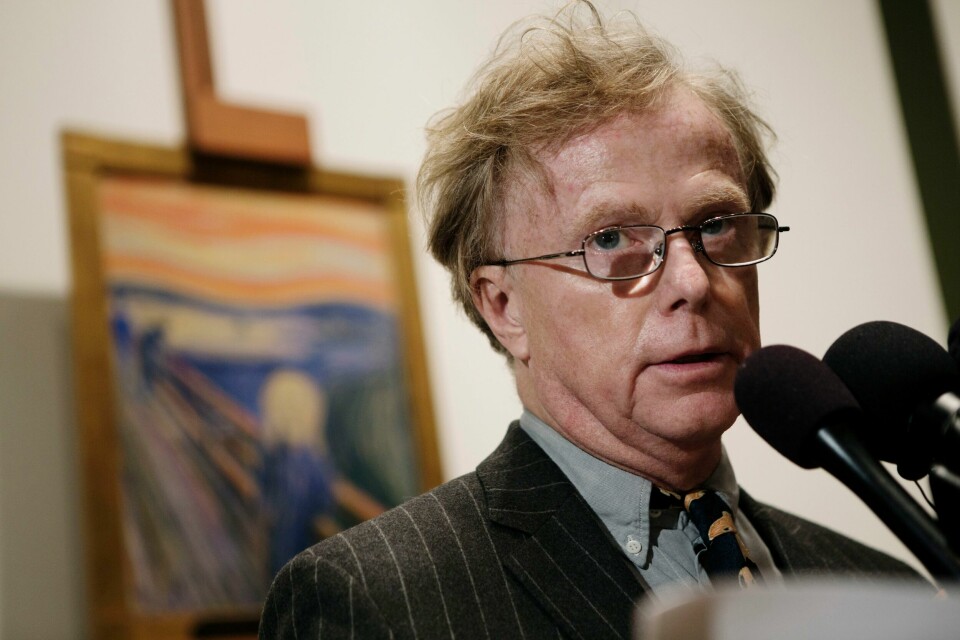 Petter Olsen fotografert med «Skrik»-bildet han solgte i 2012 for å finansiere utbyggingen av Munch-museum på Ramme gård. Rederarving og kunstsamler Petter Olsen solgte torsdag kveld to Munch-malerier for til sammen 244 millioner kroner. Her er han fotografert i New York i 2012 da Sotheby's auksjonerte bort Munchs «Skrik» for 107 millioner dollar. Foto: Linda Forsell / NTB