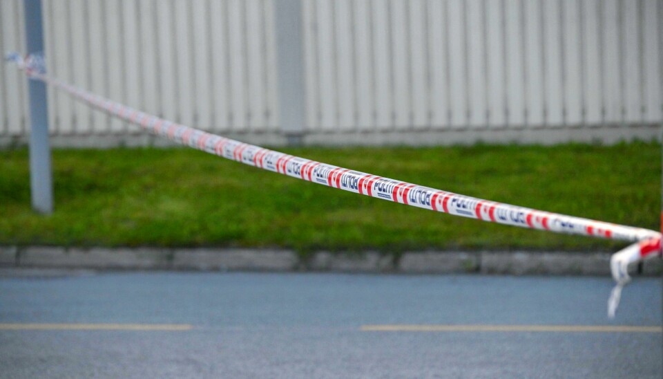 En person er bekreftet omkommet etter en ulykke med en bil og en sparkesykkel i Stjørdal. Nødetatene er på stedet etter en ulykke med en bil og en sparkesykkel i Stjørdal. Foto: Joakim Halvorsen / NTB