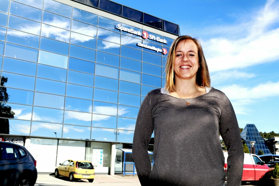 Tonje Nøstvold er nesten alltid «på», enten det er på dagtid som kundeveileder i bank, eller som ledestjerne og rutinert eks-proff i Sola Håndball. Hjemkomsten til gamleklubben har gått bra, forteller Nøstvold, som nå gleder seg til det som blir den første hele sesongen hennes i Sola-drakt på ti år. Foto: Erik Sergio Auklend