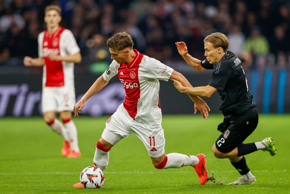 Jonas Svensson og lagkameratene i Besiktas fikk det stritt i bortekampen mot Ajax. Her er han i duell med tomålsscorer Mika Godts. Jonas Svensson og lagkameratene i Besiktas fikk det stritt i bortekampen mot Ajax. Her er han i duell med tomålsscorer Mika Godts. Foto: Maurice van Steen, AP / NTB