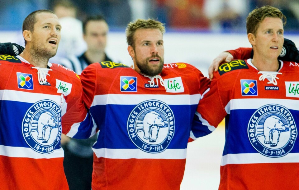 Dennis Sveum (venstre) feirer OL-plassen sammen med Ole-Kristian Tollefsen og Jonas Holøs (midten). Selv om det har blitt mange kamper mener han det er en perfekt oppkjøring til CHL med Oilers denne uken. FOTO: VEGARD WIVESTAD GRØTT / NTB SCANPIX