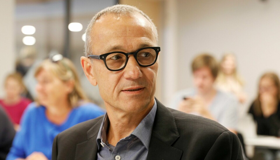 Leder: Samvittighetsutvalgets leder, professor Bjørn Kåre Myskja, overleverte i går utvalgets rapport til arbeids- og sosialminister Anniken Hauglie. Foto: Cornelius Poppe/NTB scanpix