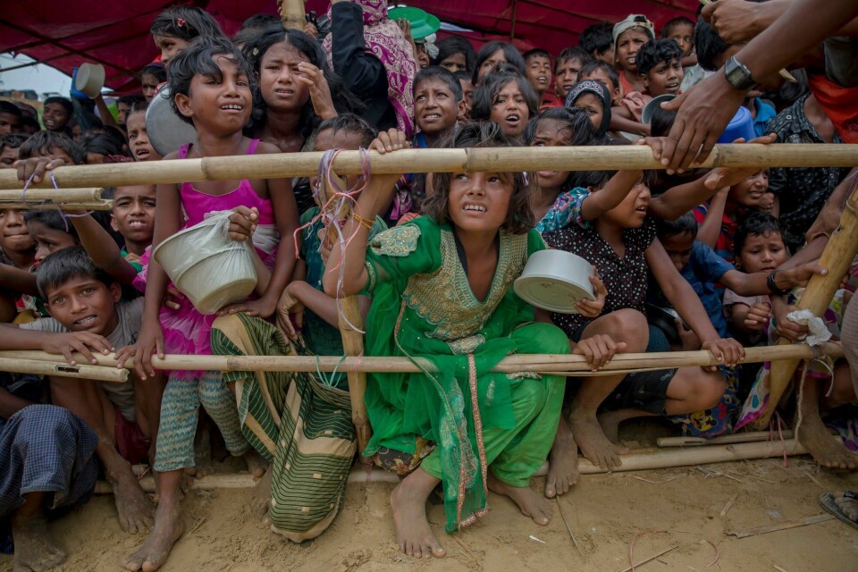 Flertallet av rohingya-flyktningene, drøyt én million, bor i 33 leirer i Cox’s Bazar, som utgjør verdens største flyktningbosetning. De overfylte forholdene i leirene er svært utfordrende for kvinner og barn, som er utsatt for stor risiko for vold, utnyttelse og menneskehandel. Her det barn som venter på mat fra hjelpeorganisasjoner. Arkivfoto Flertallet av rohingya-flyktningene, drøyt én million, bor i 33 leirer i Cox’s Bazar, som utgjør verdens største flyktningbosetning. De overfylte forholdene i leirene er svært utfordrende for kvinner og barn, som er utsatt for stor risiko for vold, utnyttelse og menneskehandel. Her det barn som venter på mat fra hjelpeorganisasjoner. Arkivfoto