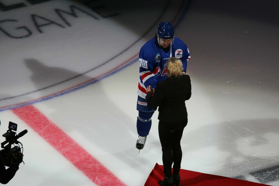 Mats Zuccarello Aasen ble før kampen kåret til Årets ishockeyspiller i Norge. Kulturminister Linda Cathrine Hofstad Helleland (H) delte ut prisen på isen. Foto: Erik Sergio Auklend.