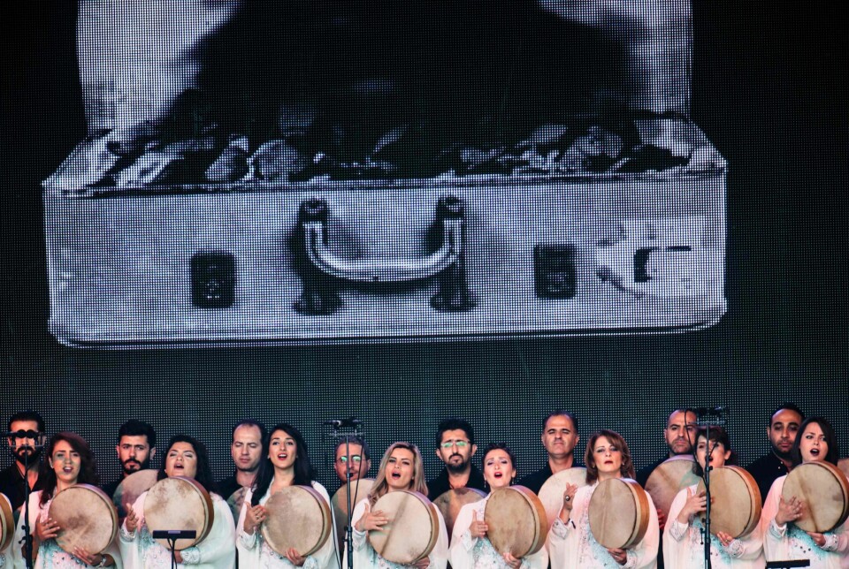 Koret til The Syrian Orchestra, et litt uvanlig syn på den største festivalscenen. Koret til The Syrian Orchestra, et litt uvanlig syn på den største festivalscenen.