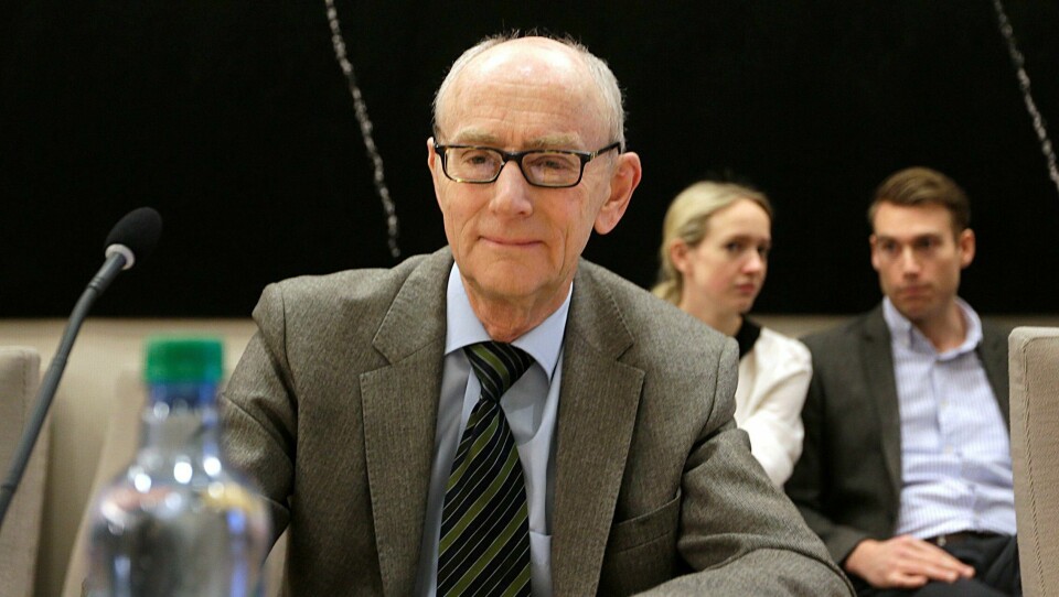 Ifølge jussprofessor Jan Fridthjof Bernt kan ikke statsråden pålegge kommunene å ta stilling til kommunesammenslåing innen en viss tidsfrist. Det er opp til kommunene selv å bestemme.
