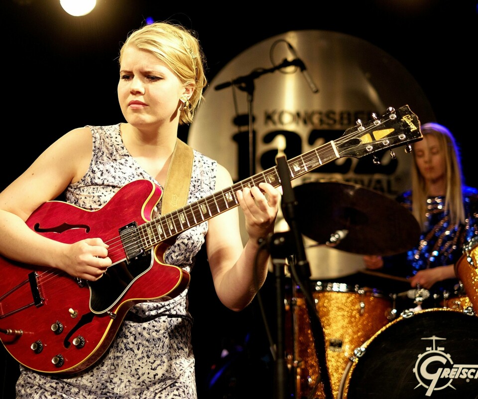 Gitarist i Bugge Wesseltofts 2016-utgave av New Conceptions Of Jazz, Oddrun Lilja Jonsdottir med trommis Siv Øyunn Kjenstad i bakgrunnen.