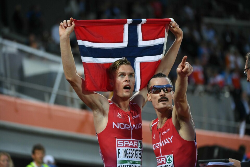 Filip Ingebrigtsen (med flagg) og broren Henrik Ingebrigtsen satser mot stjernene. Foto: AP Photo/Geert Vanden Wijngaert