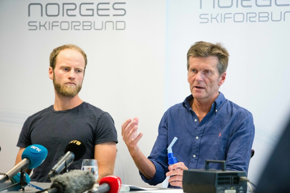 Martin Johnsrud Sundby og lege Knut Gabrielsen på onsdagens pressekonferanse.