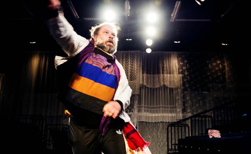 Jan Bosse liker å jobbe med gamle, tunge, stenete teaterstykker, og forme dem til noe mer spiselig for dagens publikum. 13.august har han premiere med Ibsens «Borkman». Jan Bosse liker å jobbe med gamle, tunge, stenete teaterstykker, og forme dem til noe mer spiselig for dagens publikum. 13.august har han premiere med Ibsens «Borkman».