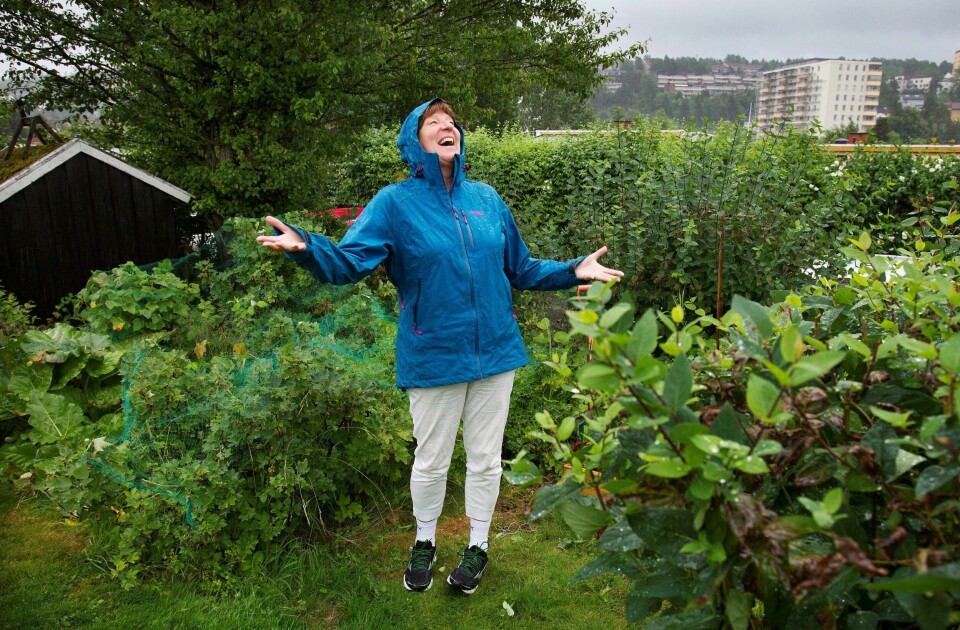 Sommer: I hagen bak rekkehuset på Oslos østkant poserer ordfører Marianne Borgen (SV) villig i det pøsende sommerregnet. Selv om regnet går bra er Oslos ordfører selv livredd for å bade i havet.