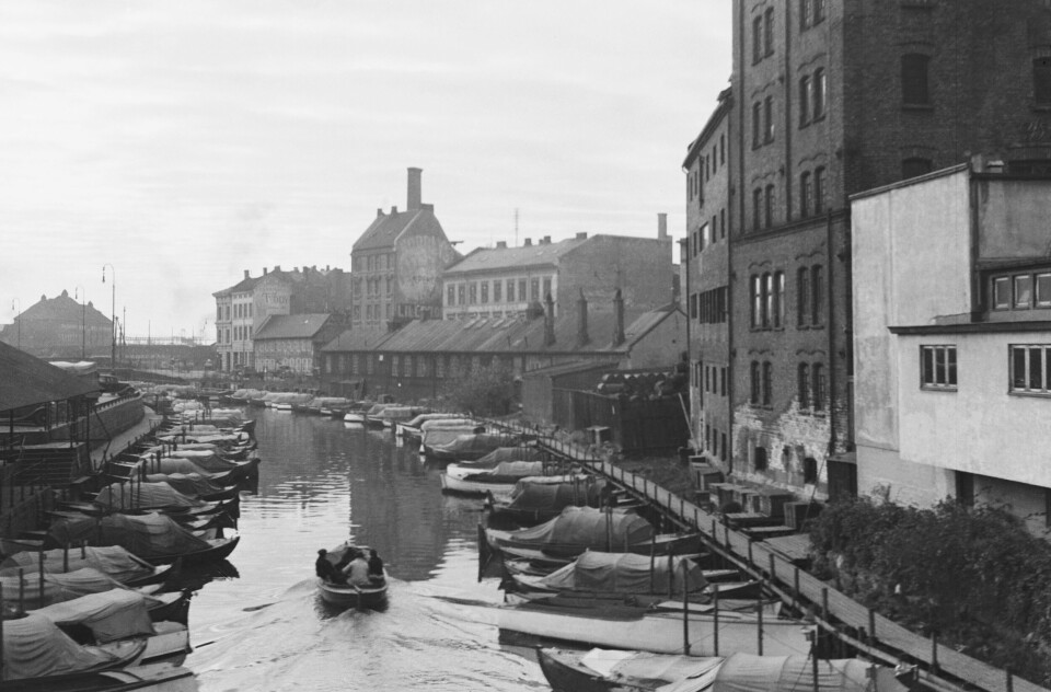 Akerselva fram mot fjorden var åpen fram til 1964, og 300 tresnekker hadde sin havn oppover langs elva. Bildet er tatt ved Vaterland i 1937. Akerselva fram mot fjorden var åpen fram til 1964, og 300 tresnekker hadde sin havn oppover langs elva. Bildet er tatt ved Vaterland i 1937.