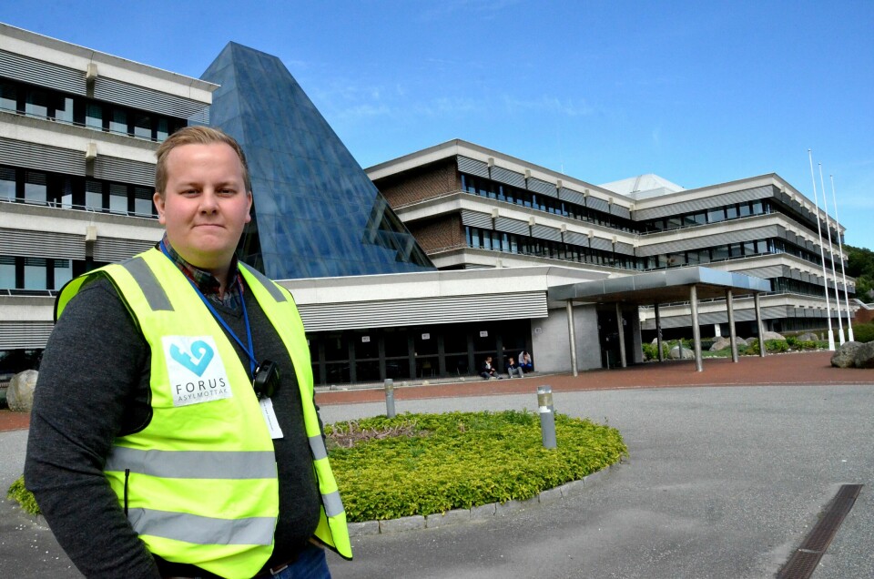 SV-politiker Eirik Faret Sakariassen mener plassene det offentlige betaler for på Forus Transittmottak må brukes. Per i dag står over 900 av 1000 plasser tomme. Foto: Arne Birkemo SV-politiker Eirik Faret Sakariassen mener plassene det offentlige betaler for på Forus Transittmottak må brukes. Per i dag står over 900 av 1000 plasser tomme. Foto: Arne Birkemo