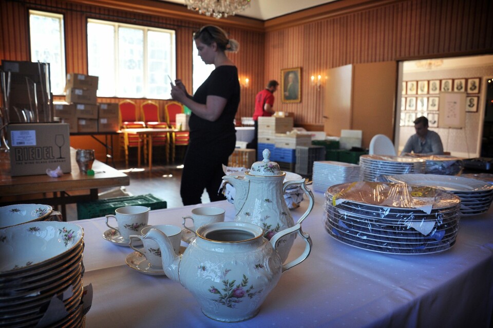Emil Heimdal og kona Marie Heimdal Sævareid har drevet Cafe de France siden 2010. Nå er det slutt. Restauranten stengte 31. mai. Lørdag selges det meste av inventaret. Foto: Kjersti Riiber Emil Heimdal og kona Marie Heimdal Sævareid har drevet Cafe de France siden 2010. Nå er det slutt. Restauranten stengte 31. mai. Lørdag selges det meste av inventaret. Foto: Kjersti Riiber