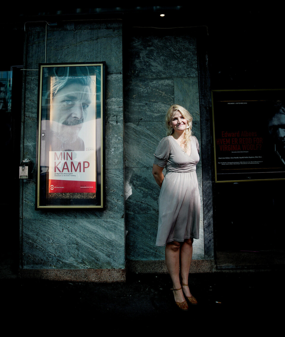 Teaterforestillingen av «Min kamp» varer i to og en halv time – Liv Gulbrandsen klarer hele «Min kamp» på 90 minutter, på Litteraturhuset i Oslo fredag. Teaterforestillingen av «Min kamp» varer i to og en halv time – Liv Gulbrandsen klarer hele «Min kamp» på 90 minutter, på Litteraturhuset i Oslo fredag.