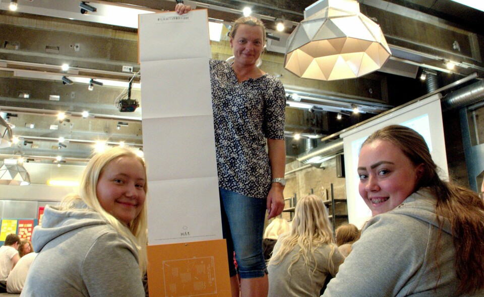 Sigrid Svendsrud (t.v.) og Celina Johanson (t.h.) har begge startet på treårig utdanning i barne- og ungdomsarbeiderfaget, og ønsker å bil henholdsvis barneskolelærer og jordmor. Avdelingsleder Åse Falch (midetn), ved Unginvest AIB, lærer dem å lage veikart for hvordan målet skal nås.