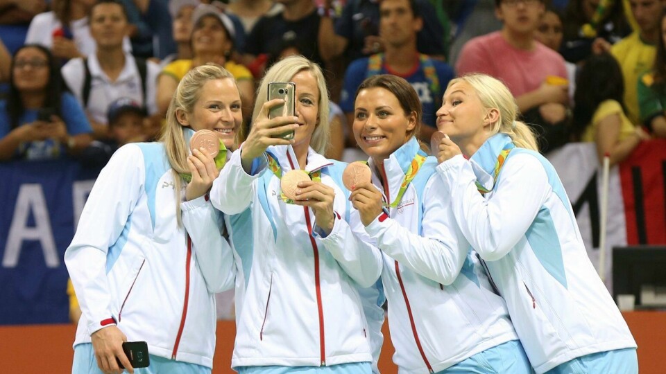 bronsejenter: Håndballjentene tok en av Norges fire bronsemdaljer i Rio. Ida Alstad, Heidi Løke, Nora Mørk og Stine Bredal Oftedal syntes det var mye bedre enn ingenting. De tre andre medaljene kom i roing (2) og bryting. FOTO: VIDAR RUUD/NTB SCANPIX