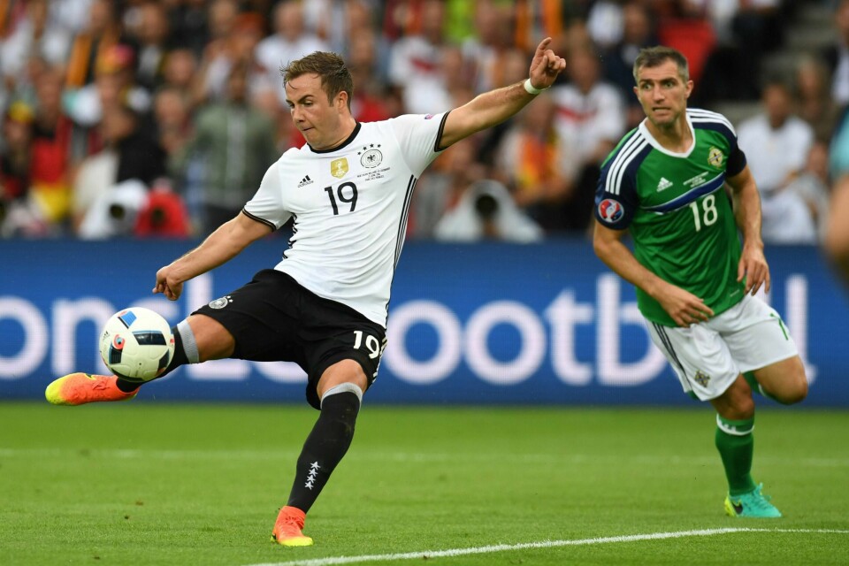 Matchvinneren fra VM-finalen i 2014, Mario Götze, er en av mange spillere på Ullevaal neste søndag. Her i kamp mot Nord-Irland under EM, også nordirene er i Norges pulje.