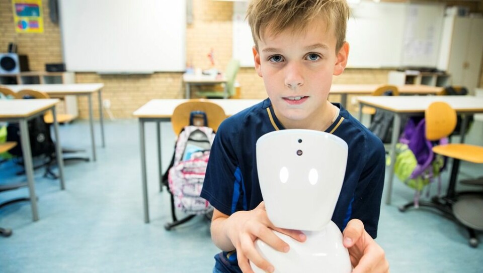 Eirik Sander Viken (9) går på Hvalstad skole. Rundt 10 uker hvert år er han borte fra undervisningen, men denne lille roboten streamer lyd og bilde fra klasserommet og har også en høyttaler som gjør at Eirik kan stille spørsmål og skravle med vennene i friminuttene. Eirik Sander Viken (9) går på Hvalstad skole. Rundt 10 uker hvert år er han borte fra undervisningen, men denne lille roboten streamer lyd og bilde fra klasserommet og har også en høyttaler som gjør at Eirik kan stille spørsmål og skravle med vennene i friminuttene.