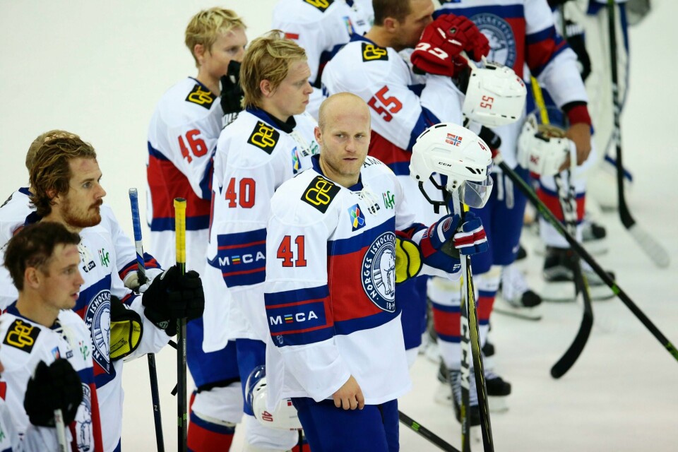 Patrick Thoresen og resten av ishockeylandslaget etter tapet på Jordal torsdag.